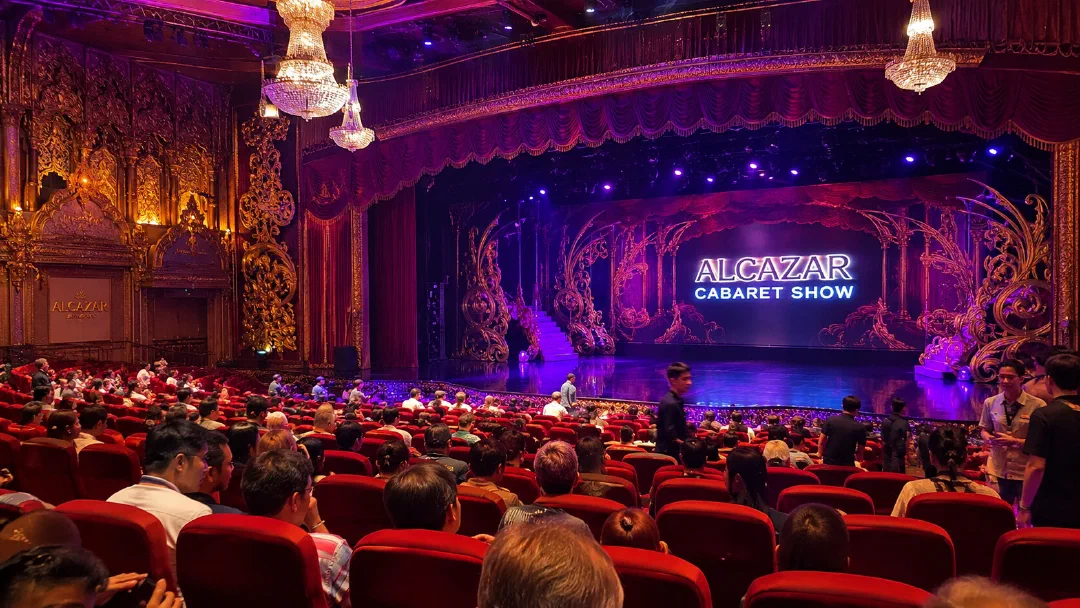 Зал Alcazar Cabaret Show в Паттайе — красные кресла и сцена с декорациями