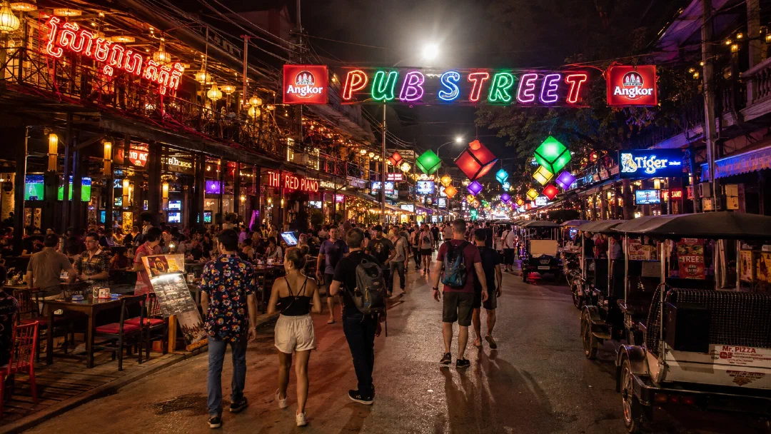 Pub Street в Сием Рипе вечером — неоновые вывески, рестораны и туристы