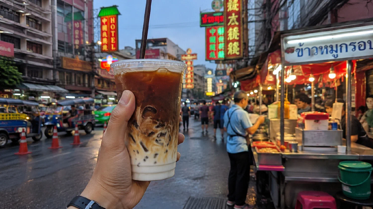 Стакан кофе на льду в тайской кофейне Café Amazon с видом на город