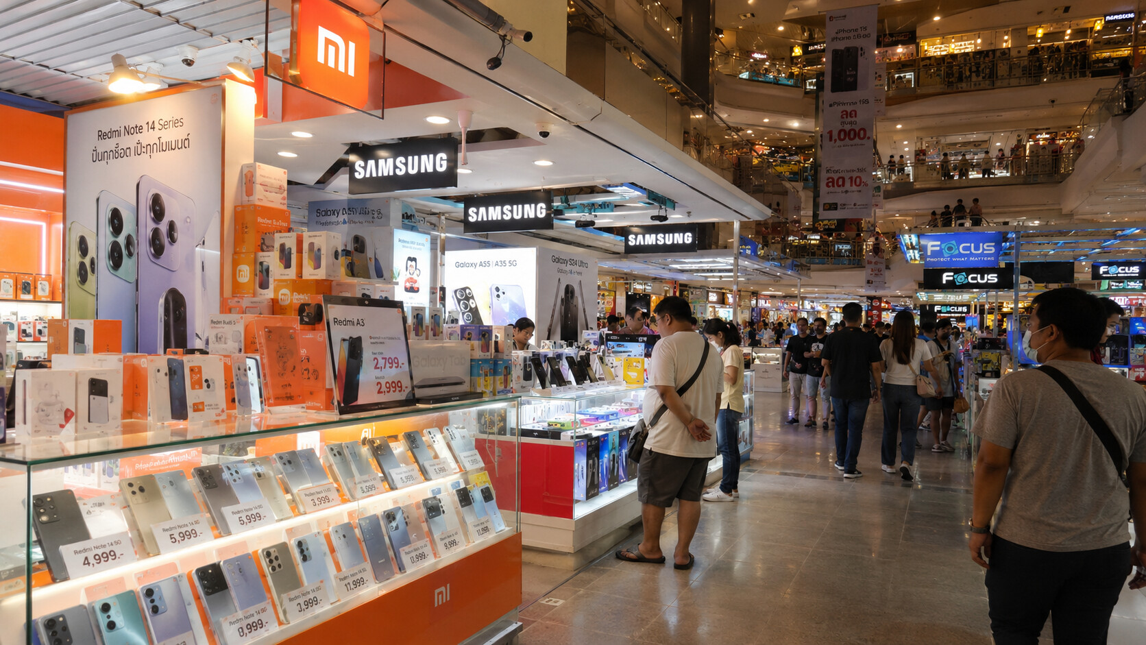 Смартфоны Samsung и Xiaomi в магазине электроники в Таиланде