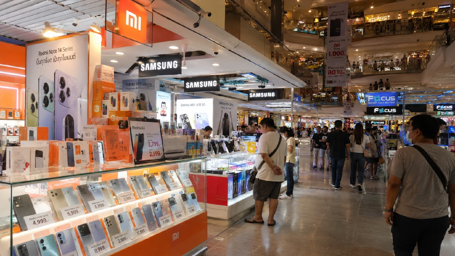Смартфоны Samsung и Xiaomi в магазине электроники в Таиланде