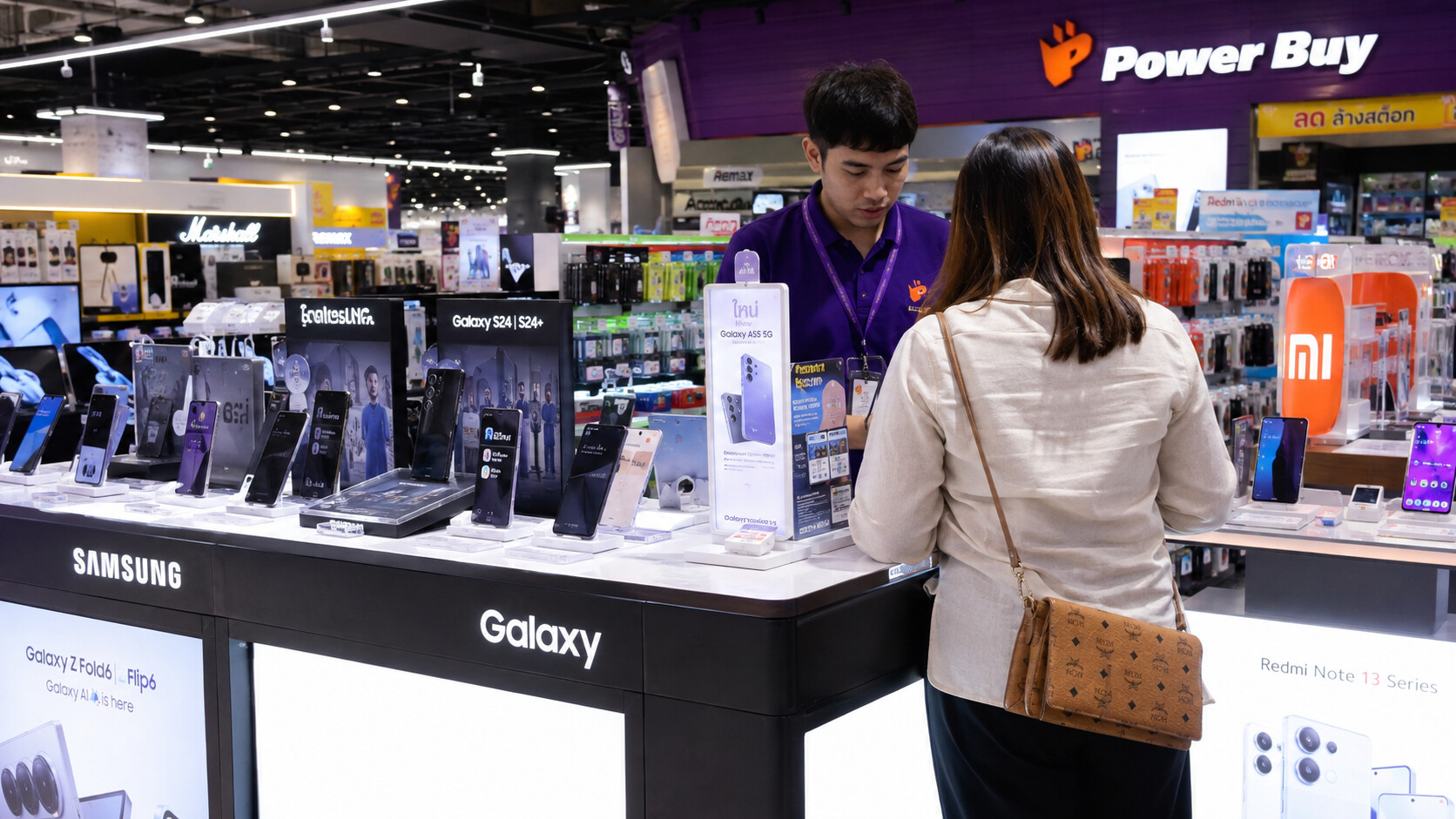 Витрина Samsung Galaxy в магазине Power Buy — консультант помогает покупателю