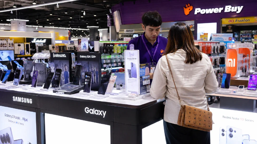 Витрина Samsung Galaxy в магазине Power Buy — консультант помогает покупателю