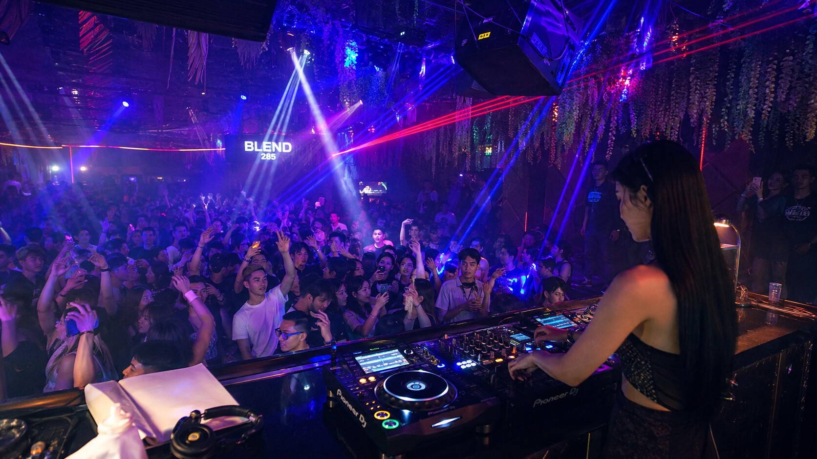 Ночной клуб в Бангкоке — танцпол, DJ и лазерное шоу