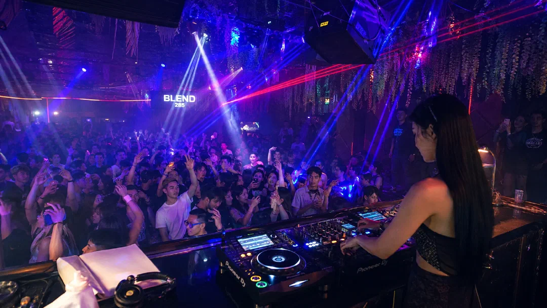 Ночной клуб в Бангкоке — танцпол, DJ и лазерное шоу