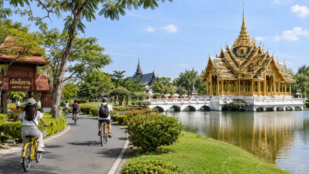 Ancient Siam: копия тайского павильона у озера