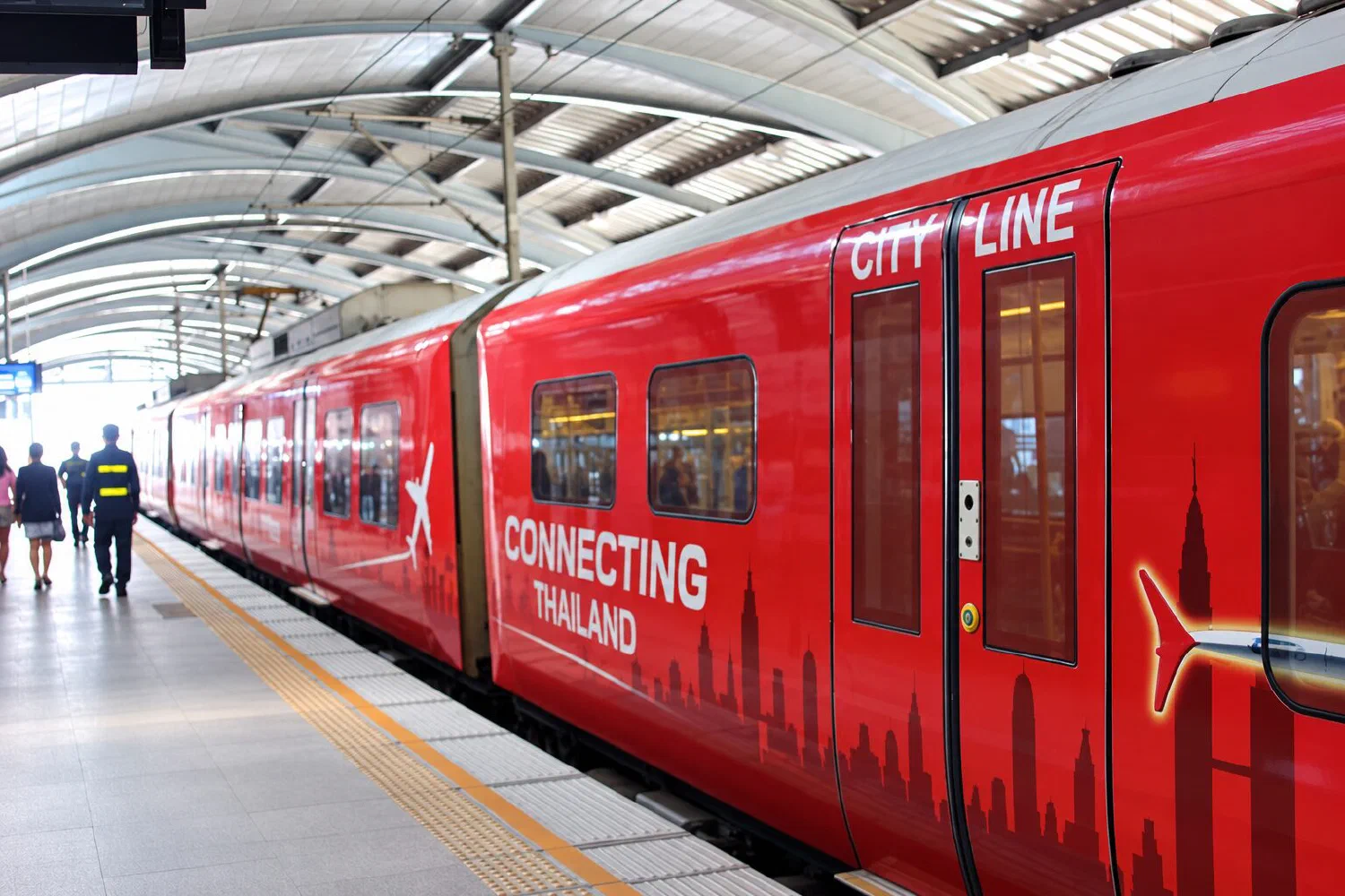 Поезд Airport Rail Link на платформе, путь из аэропорта Бангкока в центр