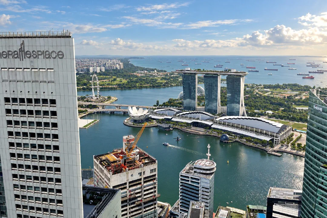 Вид на Marina Bay Sands и залив Марина-Бэй с высоты
